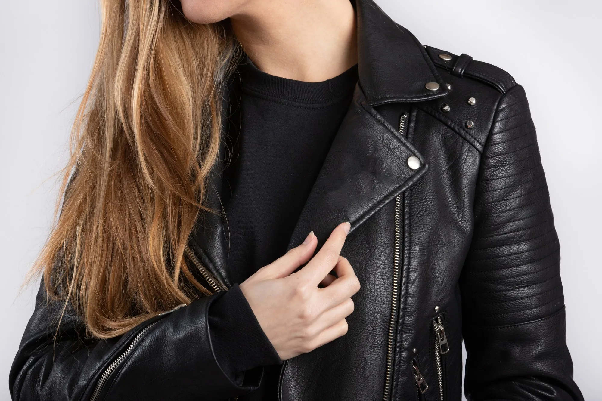 Abiti casual da donna con giacca in pelle nera 