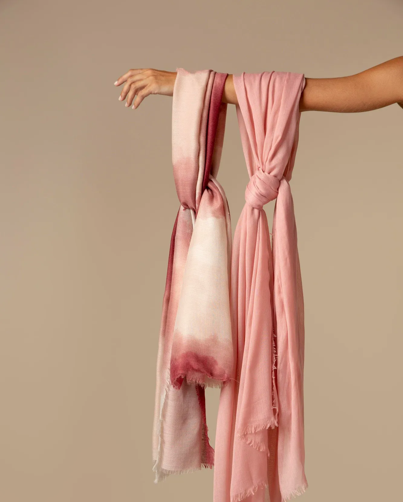 Copri collo rosa appesi ad un braccio di donna 