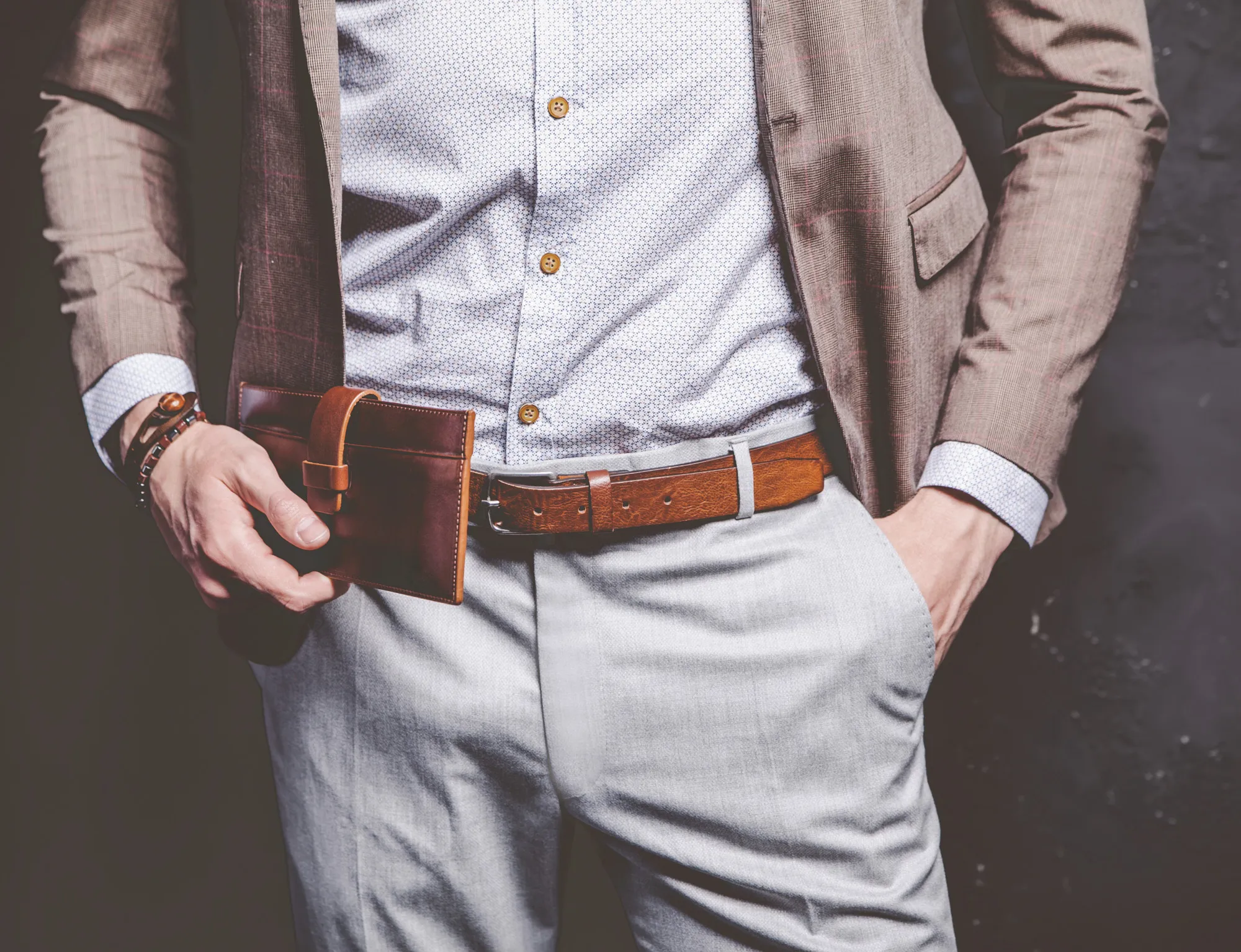 Adatti il ritratto dell'uomo di modello bello del giovane uomo d'affari vestito in vestito marrone elegante