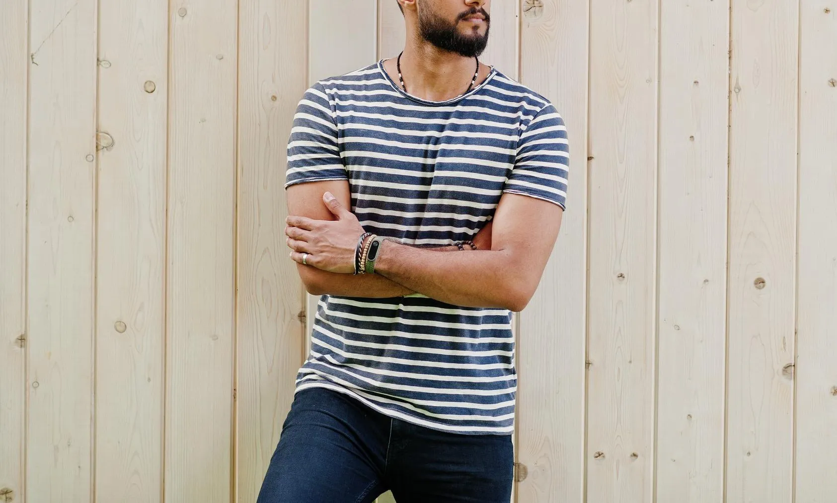 Uomo con abiti casual con le braccia incociate 
