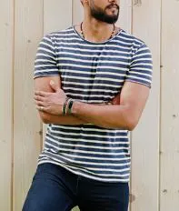 Uomo con abiti casual con le braccia incociate 
